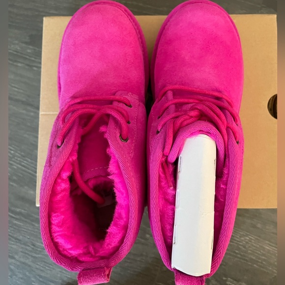 Ugg - Picture 4 of 5